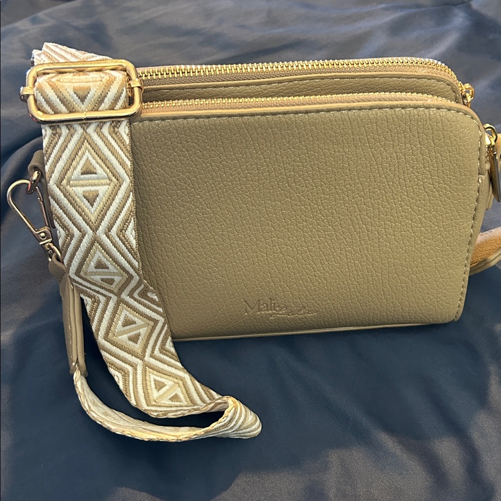 NWOT Taupe Crossbody Camera Bag - Picture 6 of 6